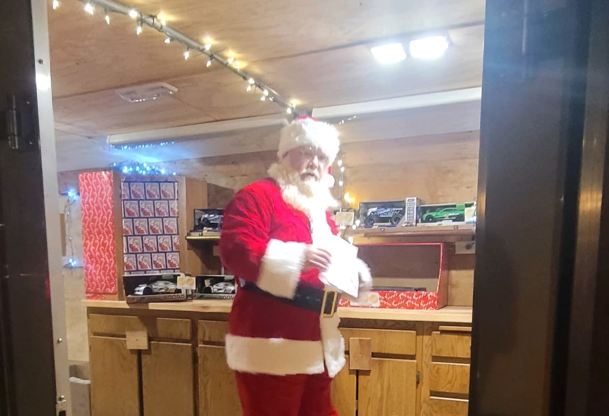 HelpSantaShowTheLoveOfJesus