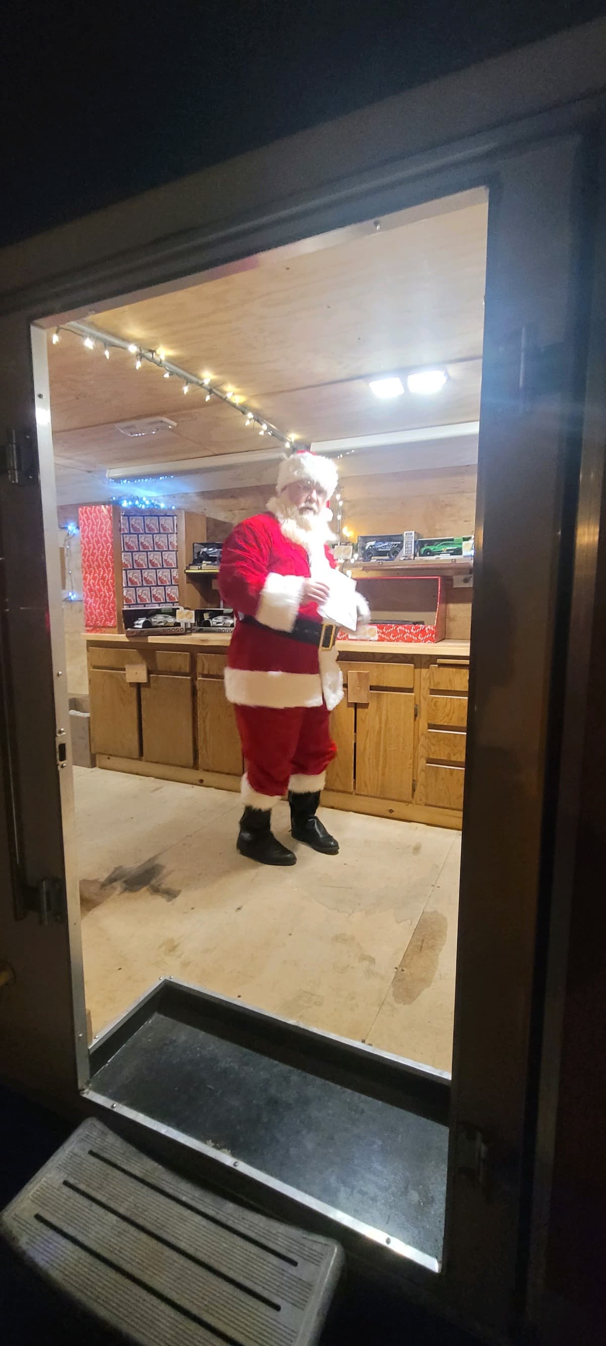 HelpSantaShowTheLoveOfJesus