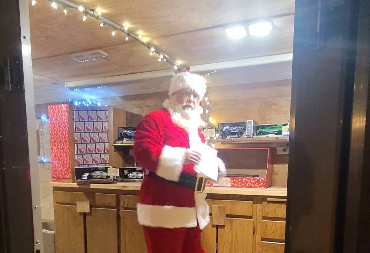 HelpSantaShowTheLoveOfJesus
