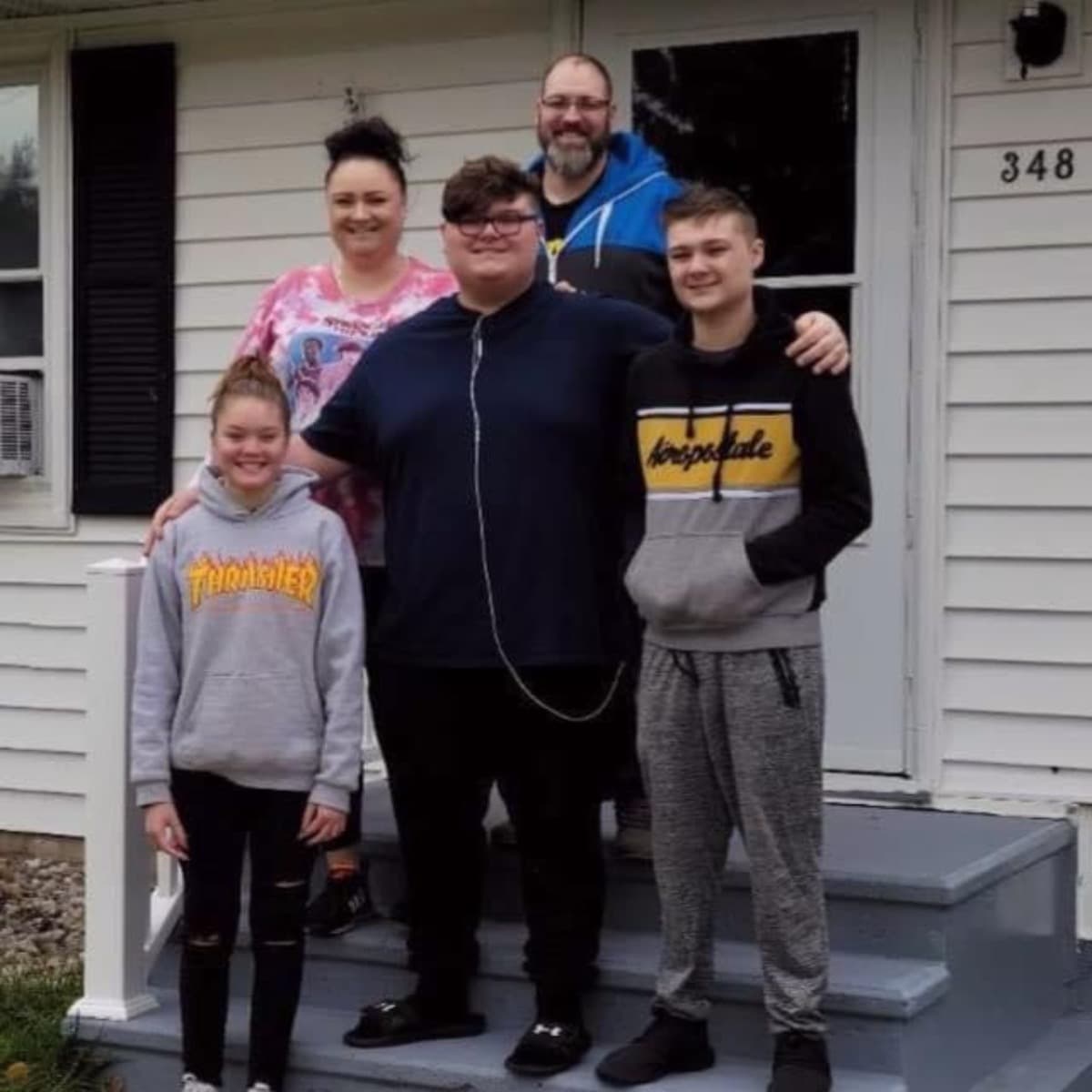 HelpMyFamilyGetOnTheirFeeu