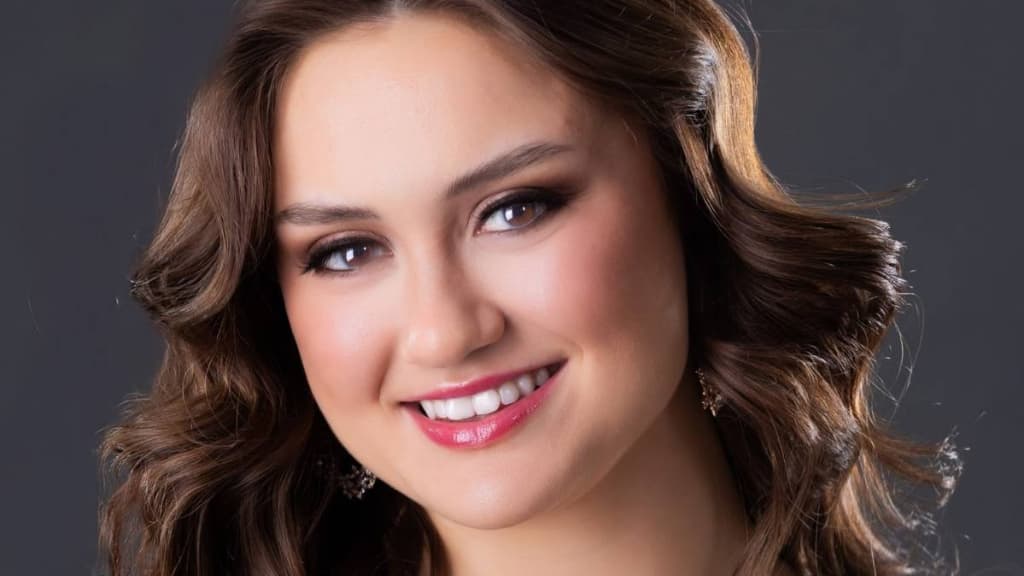Caroline Dreffs - Miss Holly Dazzle